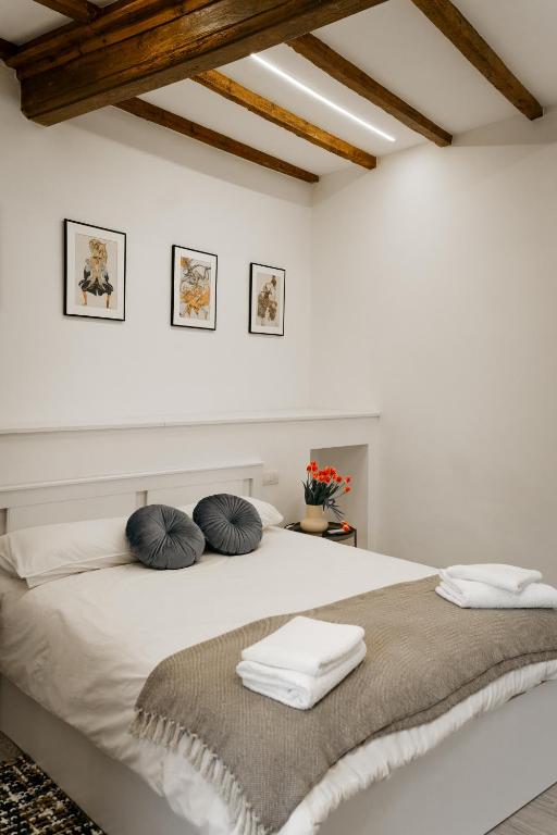Postel nebo postele na pokoji v ubytování Belvedere 237B Lakeview Luxury Apartment