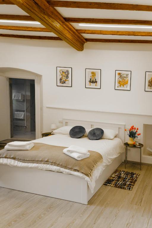 Postel nebo postele na pokoji v ubytování Belvedere 237B Lakeview Luxury Apartment
