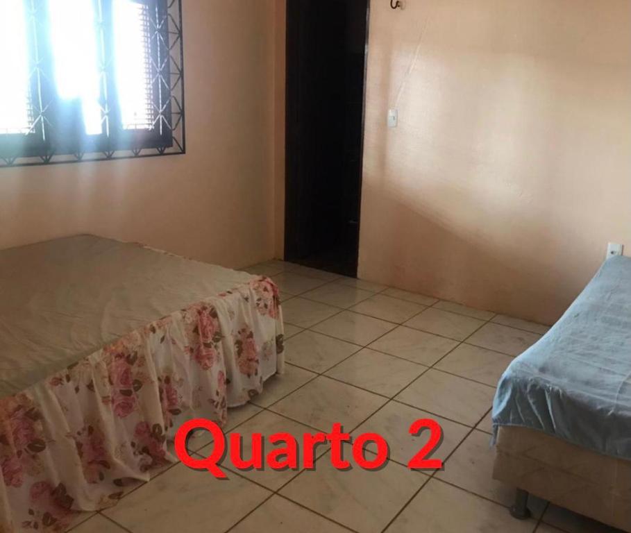 una camera con un letto, un tavolo e una finestra di Casa Taíba a São Gonçalo do Amarante