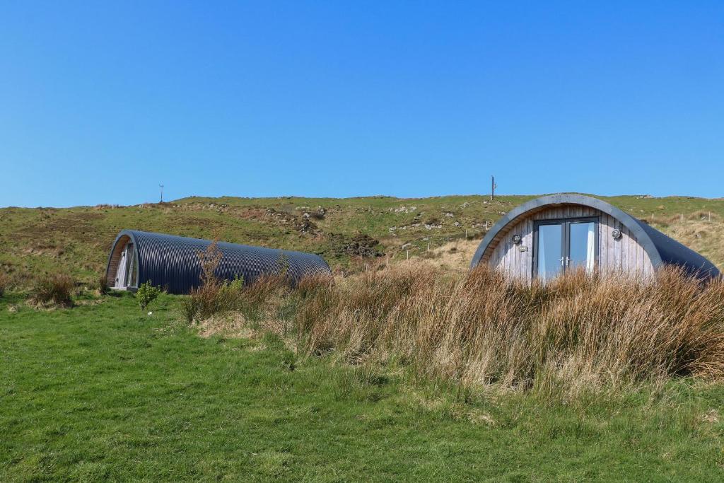 tweeolithicolithicolithicolithicolithicolithicolithicolithicolithicolithische huizen op een heuvel bij Losal in Oban