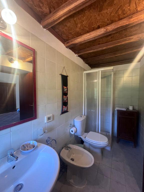 Bagno con lavandino bianco e WC