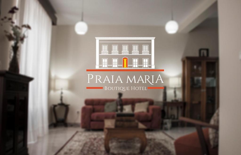 - un salon avec un canapé et un bâtiment sur le mur dans l'établissement Pousada Praia Maria, à Praia