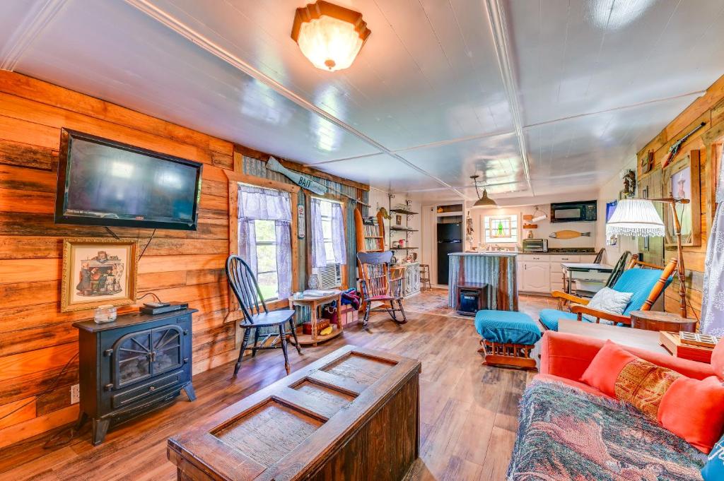 TV a/nebo společenská místnost v ubytování Fenced Yard Quaint Cabin Near Lake Texoma!