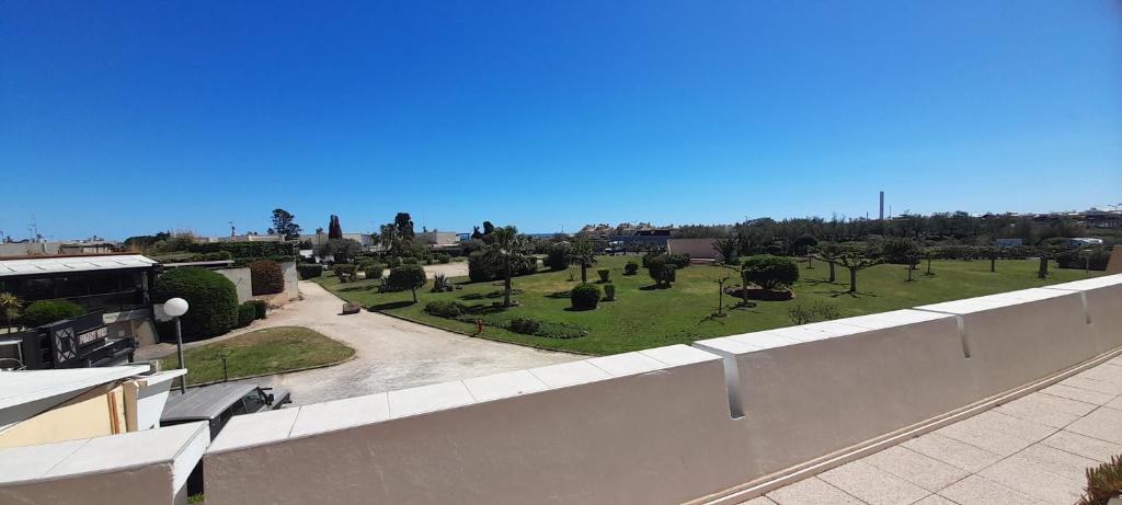 - une vue sur un parc depuis le haut d'un bâtiment dans l'établissement Studio 613, Port Nature 6 au village naturiste, au Cap d'Agde