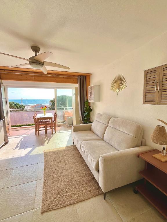 un salon avec un canapé et une table dans l'établissement Studio cabine vue mer, au Grau-dʼAgde