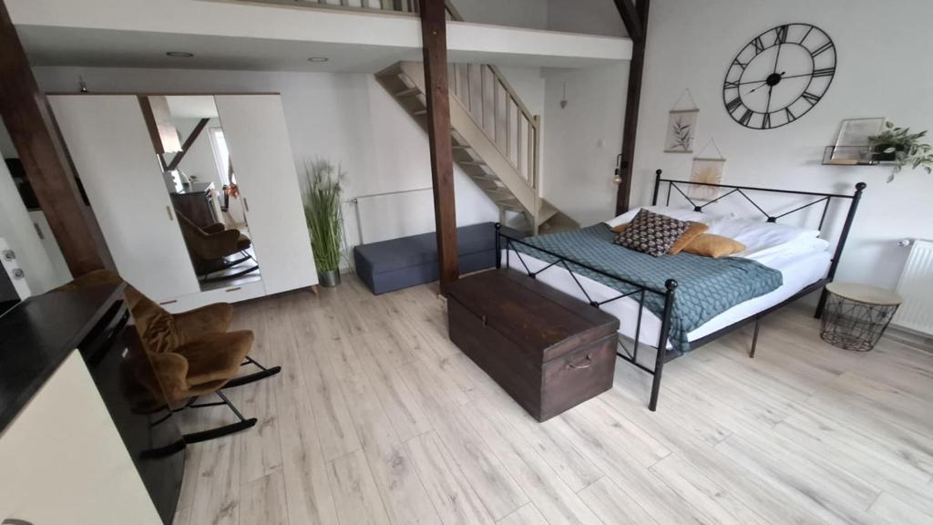 Postel nebo postele na pokoji v ubytování Attic Room Ełk