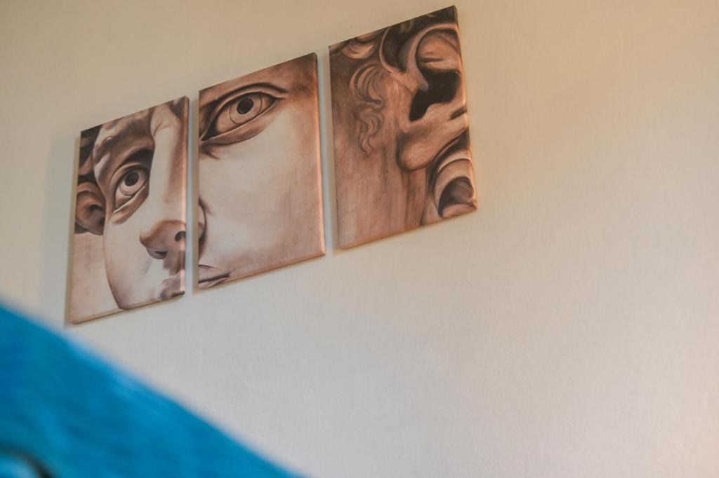 un groupe de quatre photos accrochées à un mur dans l'établissement CUTE FLORENCE HOUSE, à Florence