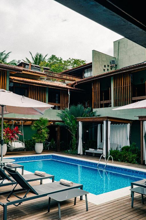 A piscina localizada em Hiu Hotel ou nos arredores