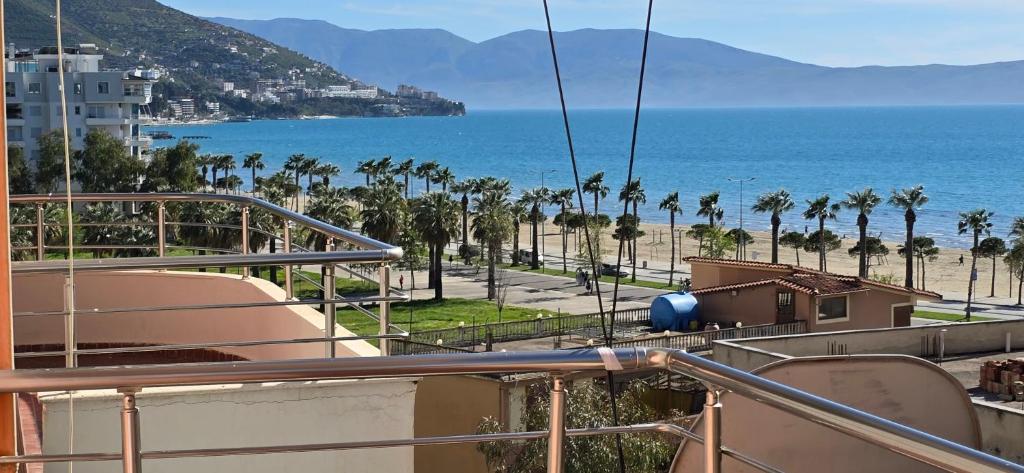 ヴロラにあるApartment me qera Lungomare Vlore Dejvid by the seaのバルコニーからビーチと海の景色を望めます。