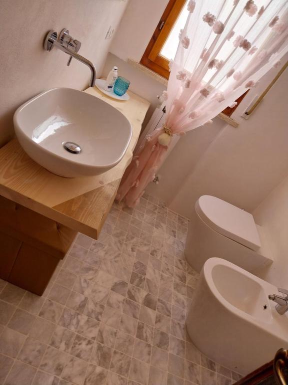 Kúpeľňa v ubytovaní Toscana Grande Appartamento in Villa con 2 camere, terrazze, giardino e posto auto privato Tutti spazi uso esclusivo