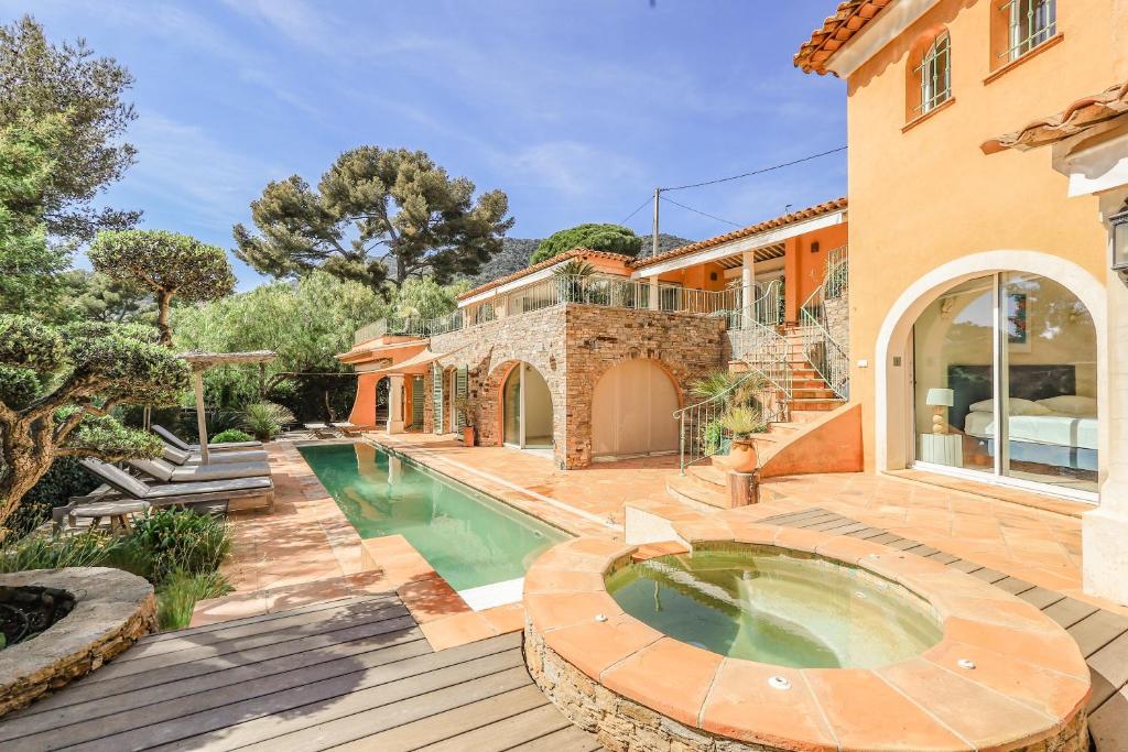 Hồ bơi trong/gần VILLA LES PINS