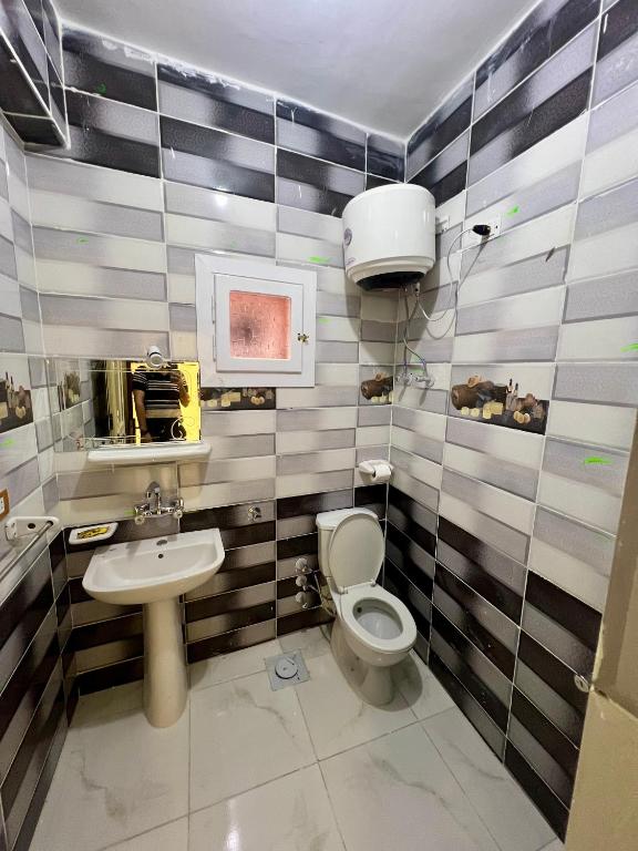 Koupelna v ubytování RAAK HOTEL فندق راك