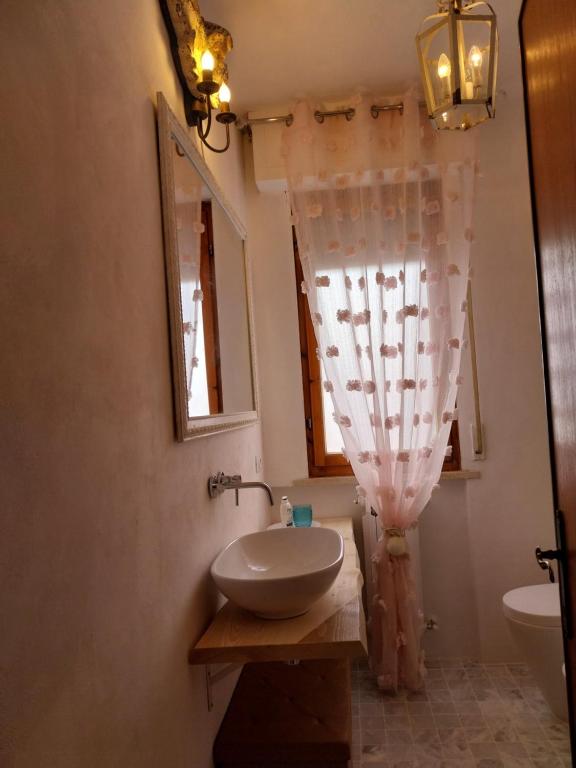 Kúpeľňa v ubytovaní Toscana Grande Appartamento in Villa con 2 camere, terrazze, giardino e posto auto privato Tutti spazi uso esclusivo