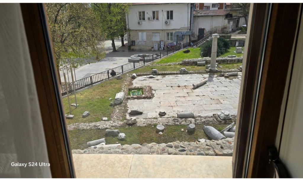 サンダンスキにあるMacedonia55の石造りの中庭を望む窓