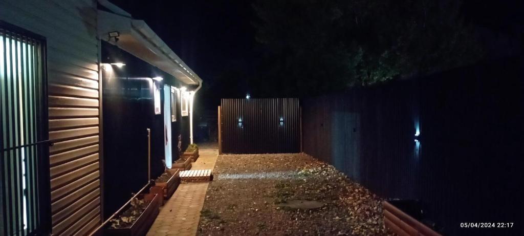 Una habitación oscura con una puerta de madera por la noche. en Cabañas Marina del Sur 1, en Puerto Natales