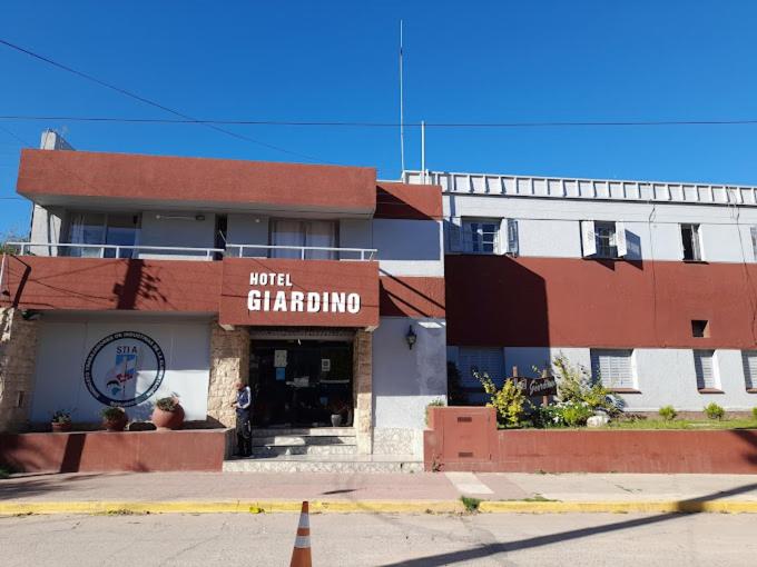 a building with a sign that reads motel chihuahua at Nuevo Hotel Villa Giardino in Villa Giardino