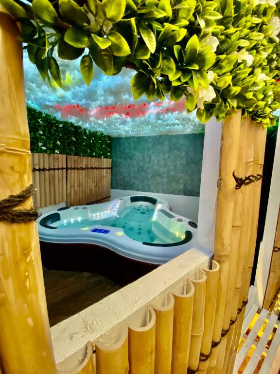 une salle de bains avec un bain à remous et un tableau dans l'établissement Bubble Room Jaccuzi,Sauna,Hammam, à Béziers