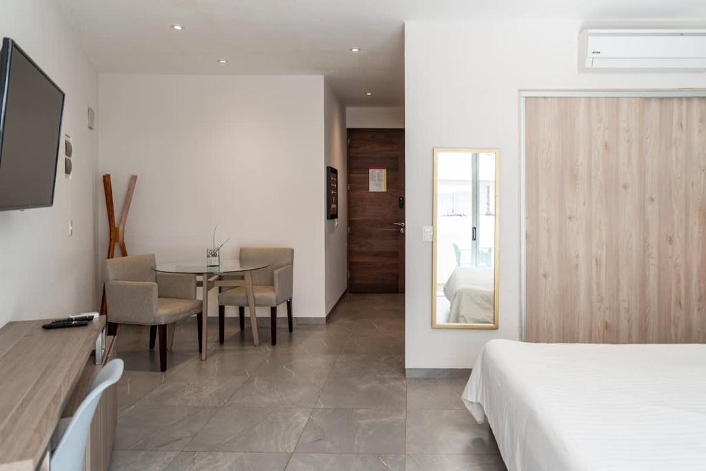 Letto o letti in una camera di Large studio with working space 100m from 5th Ave