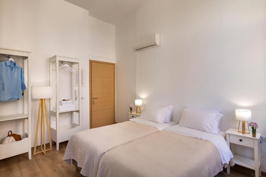 Postel nebo postele na pokoji v ubytování Irene Studios