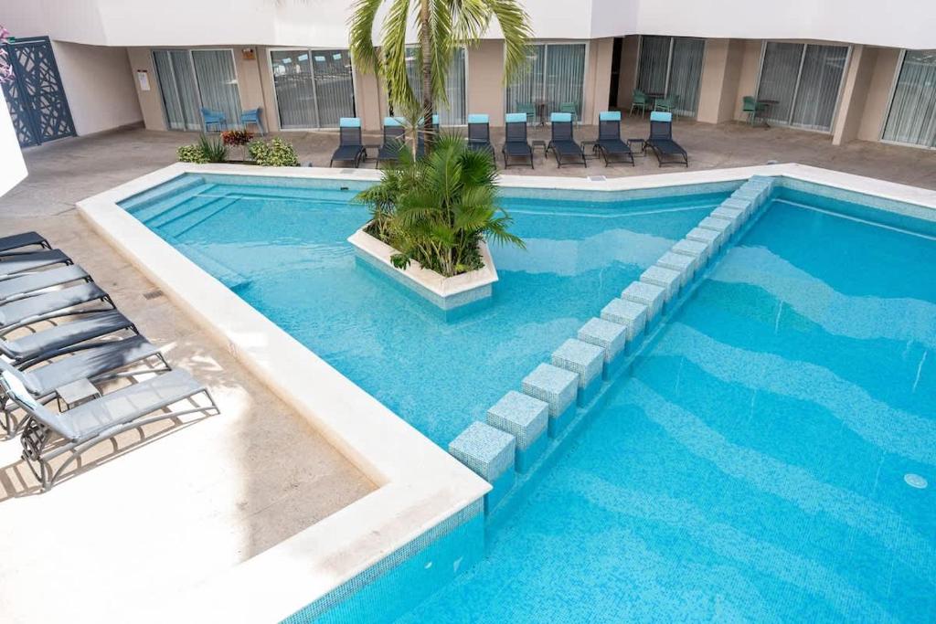 Piscina di Large studio with working space 100m from 5th Ave o nelle vicinanze