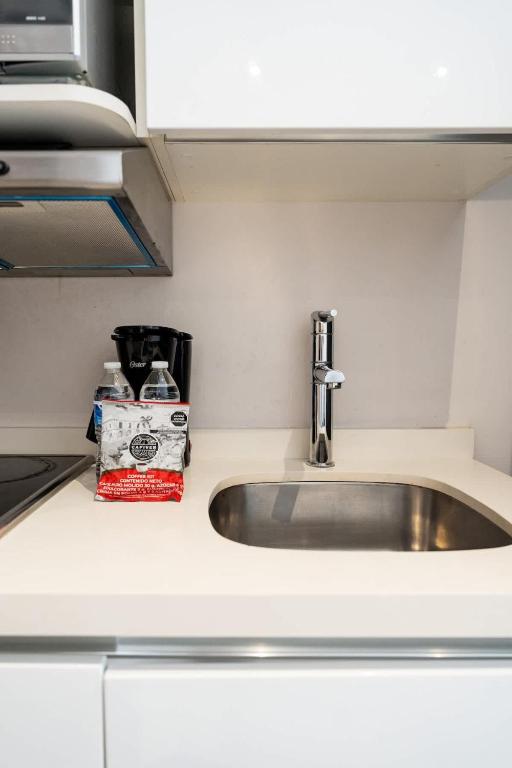 Cucina o angolo cottura di Large studio with working space 100m from 5th Ave
