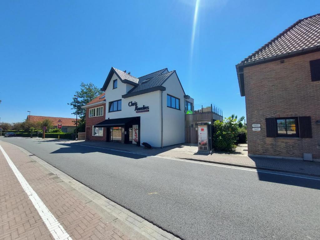 an empty street in front of a building at d'Ereplatse in Zuienkerke