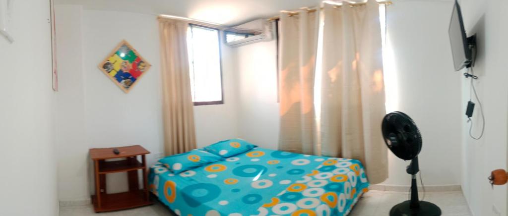 Ένα ή περισσότερα κρεβάτια σε δωμάτιο στο Habitación con aire y piscina