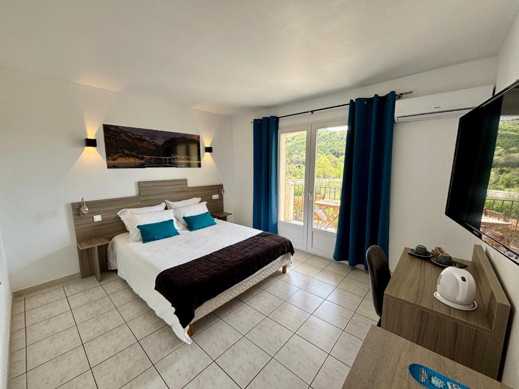 Postel nebo postele na pokoji v ubytování Hôtel Spa L'Ermitage