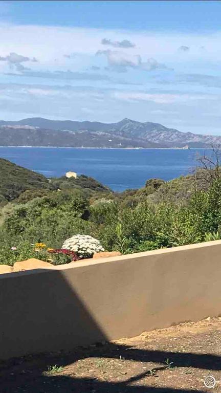 - une vue sur l'océan depuis un mur dans l'établissement T2 Farinole vue mer golfe de St Florent plage à pied, à Farinole