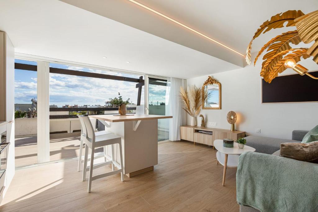 une cuisine et un salon avec une table et des chaises dans l'établissement La Douce Folie - Port nature, au Cap d'Agde