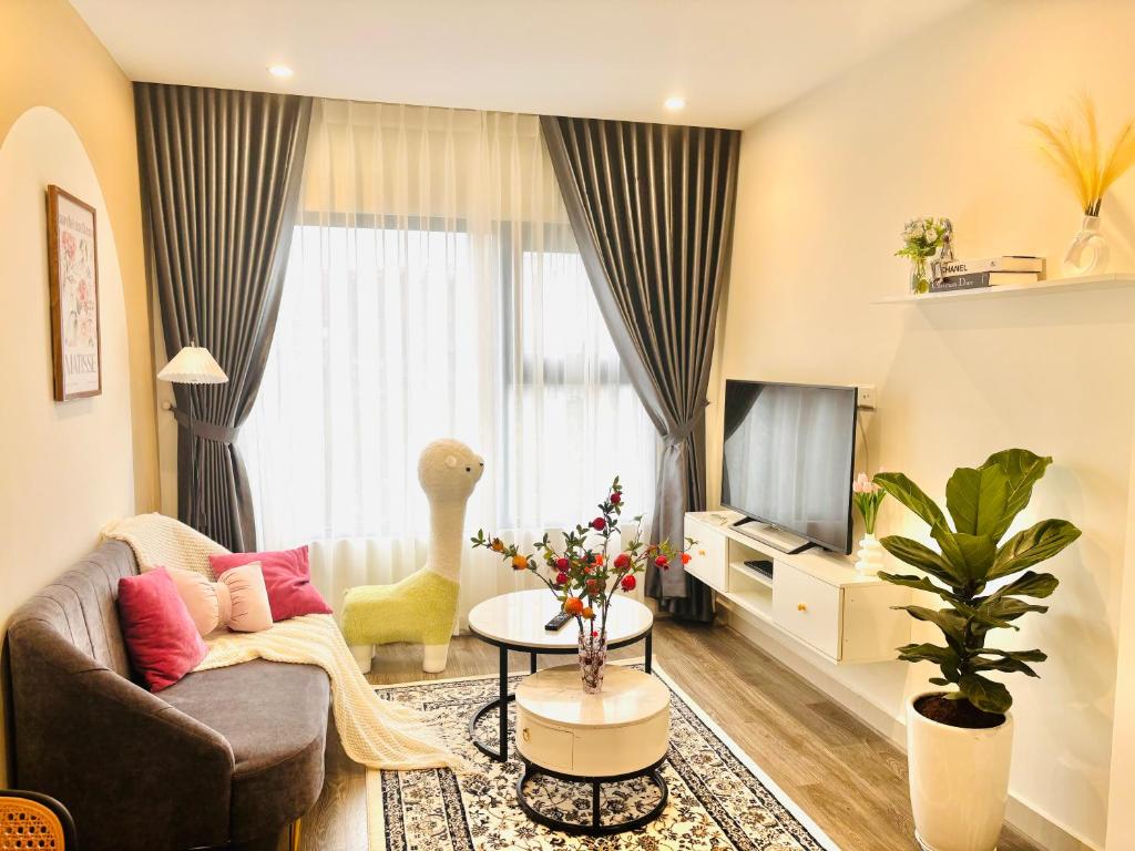 a living room with a couch and a tv at Thỏ homestay in Gia Lâm Pho
