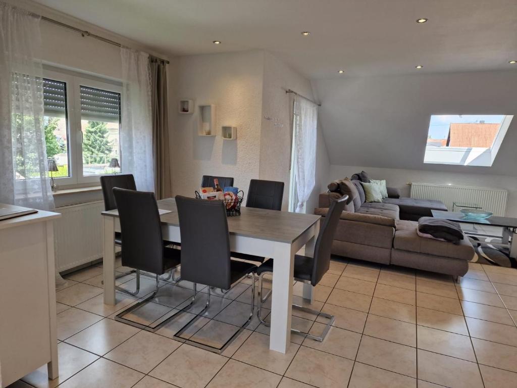 Ruang duduk di Quickstay Apartments - ganze Wohnung in Miesau