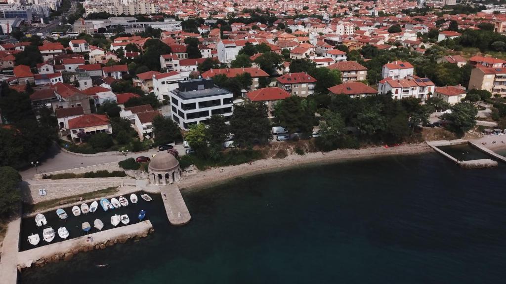 z powietrza widok na plażę z łodziami w wodzie w obiekcie Apartment Sanja Kolovare Beach w mieście Zadar
