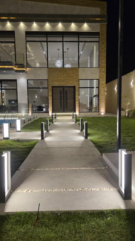 利雅德Luxurious villa的一座建筑,前方有一条夜间通道