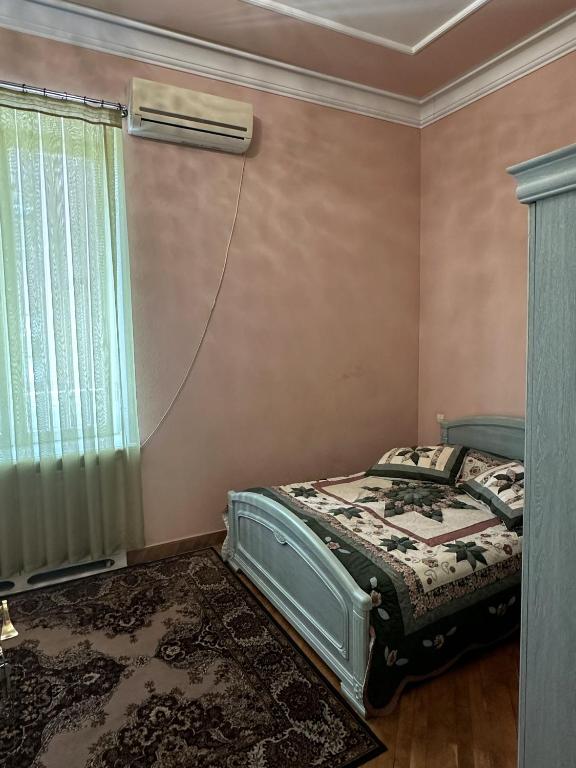 Postel nebo postele na pokoji v ubytování Bridge House Yerevan Armenia