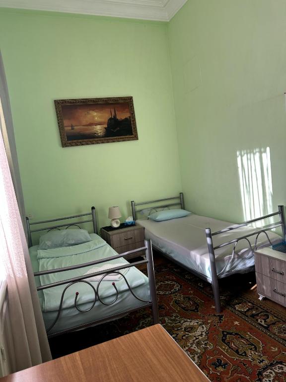 Postel nebo postele na pokoji v ubytování Bridge House Yerevan Armenia