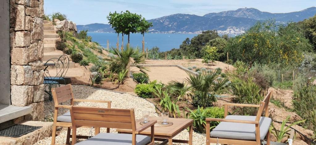 d'une terrasse avec 2 chaises et une table et vue sur l'eau. dans l'établissement Casa FIORI - 2 personnes - Vue mer, à Pietrosella