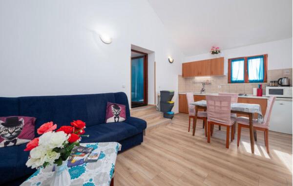 salon z niebieską kanapą i stołem w obiekcie Cozy Apartment Abazi w Puli