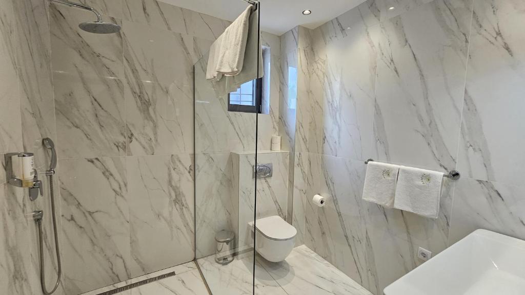 Koupelna v ubytování Maresia Boutique Suites