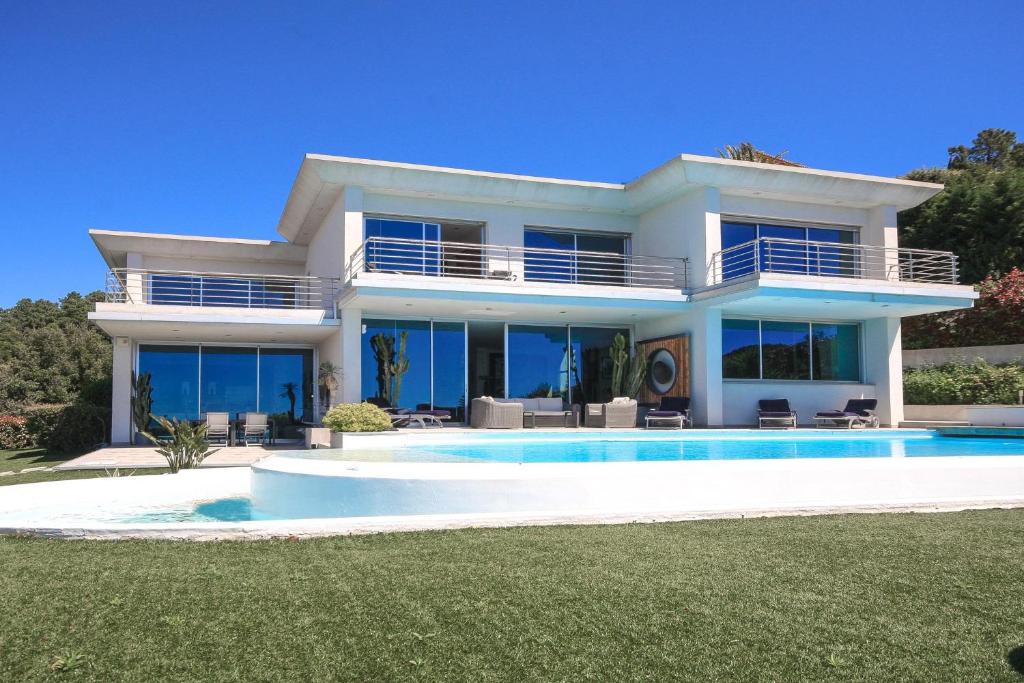 une maison avec une piscine devant dans l'établissement Plenitude, à La Celle-sous-Gouzon