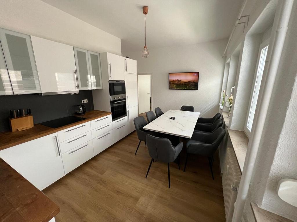 シュトゥットガルトにあるTo&To Apartments 3 Bedroomの部屋にテーブルと椅子のあるキッチン