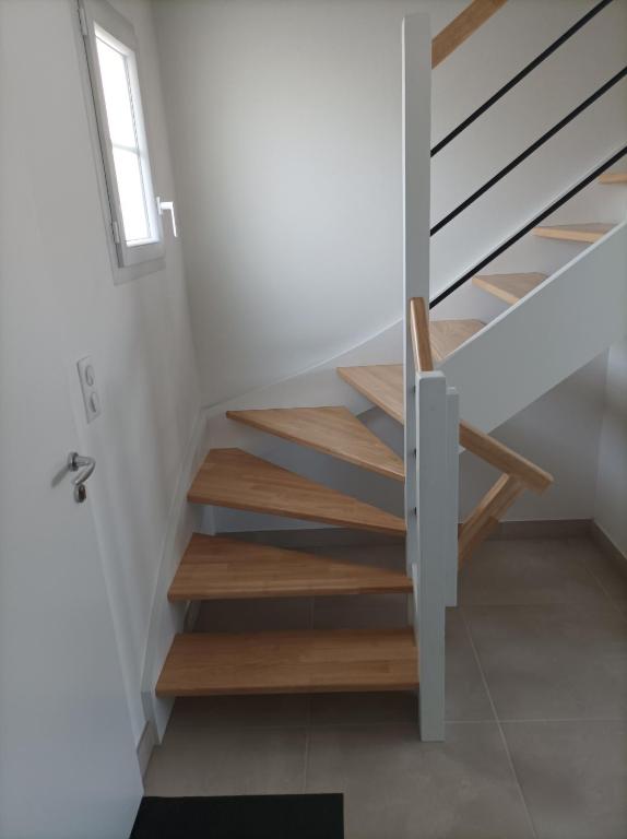 - un escalier dans une maison avec des marches en bois dans l'établissement Maison RIVEDOUX PLAGE 4 chambres à 300m de la plage - climatisée, à Rivedoux-Plage