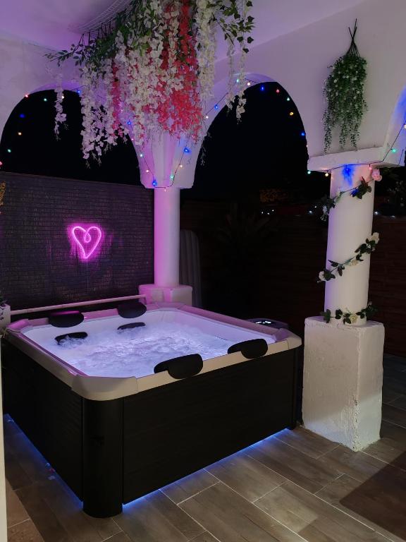 d'un bain à remous dans une pièce avec un éclairage rose dans l'établissement Romance à l' affiche, à Valence