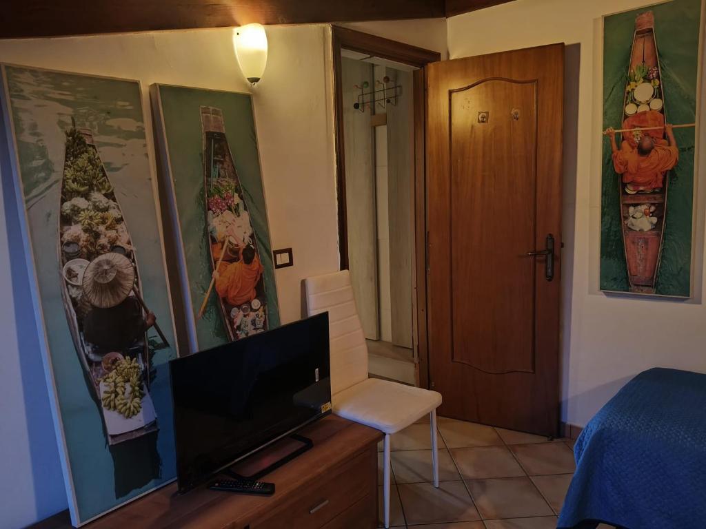 A television and/or entertainment centre at VILLA ANNAMARIA