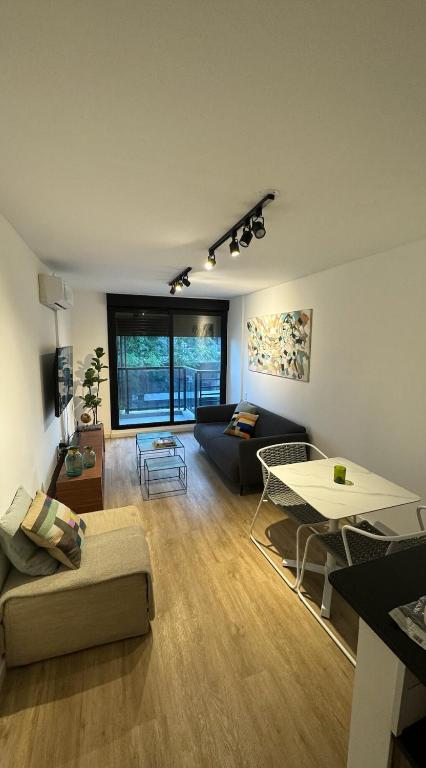 蒙得维的亚Modern, suitable and comfortable with a balcony的带沙发和桌子的客厅