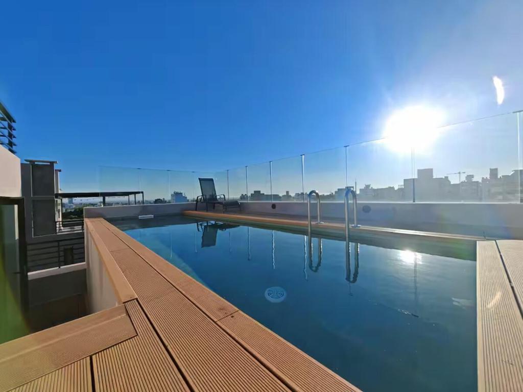 蒙得维的亚Modern, suitable and comfortable with a balcony的建筑物屋顶上的游泳池