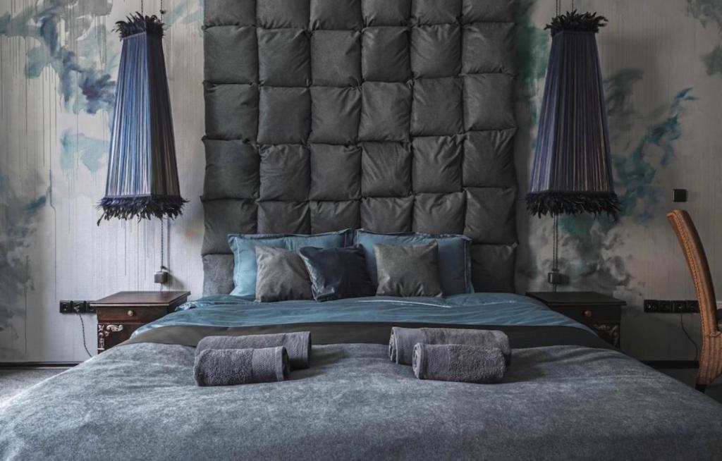 ein Schlafzimmer mit einem großen Bett mit großem Kopfteil in der Unterkunft Old Town Hideaway in Vilnius
