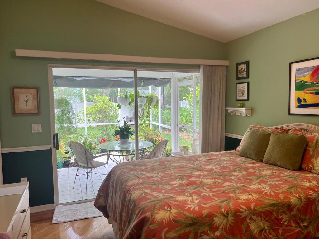 En eller flere senge i et værelse på Private Suite in Luxury Home