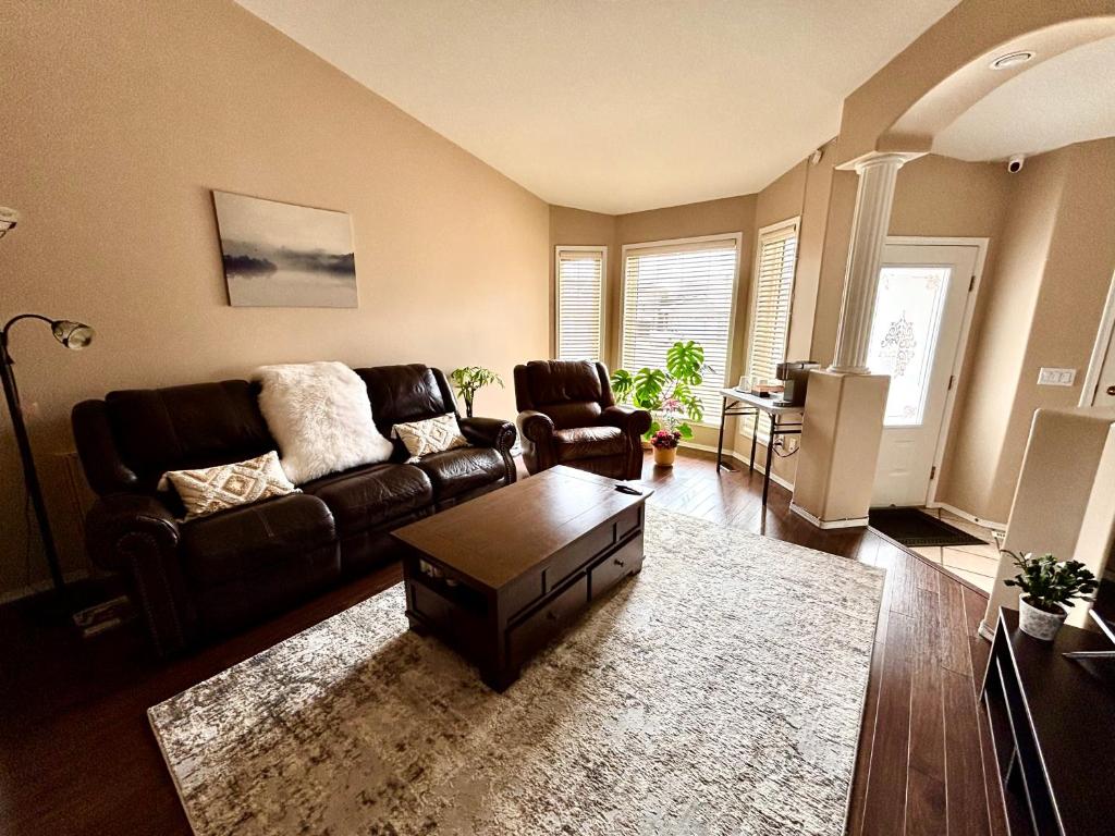 Posezení v ubytování Saskatoon Lashyn Cove Homestay