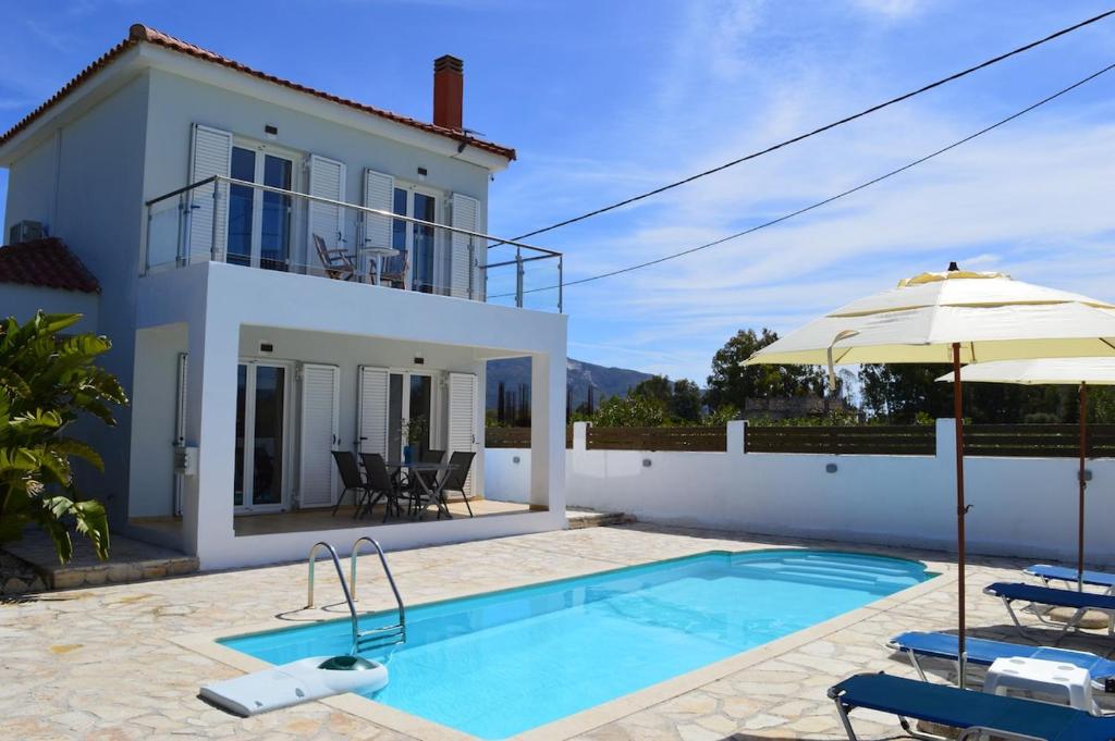 een villa met een zwembad en een huis bij Villa Arcadia in Zakynthos